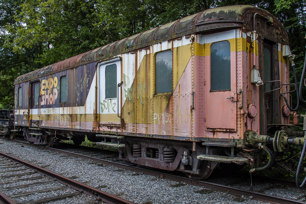 oud treinstel met graffitie aan Gare De Hombourg